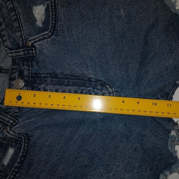 Bluenotes Denim Ladies Size 27 Waist Distressed Medium Wash Jean Shorts - Picture 12 of 12